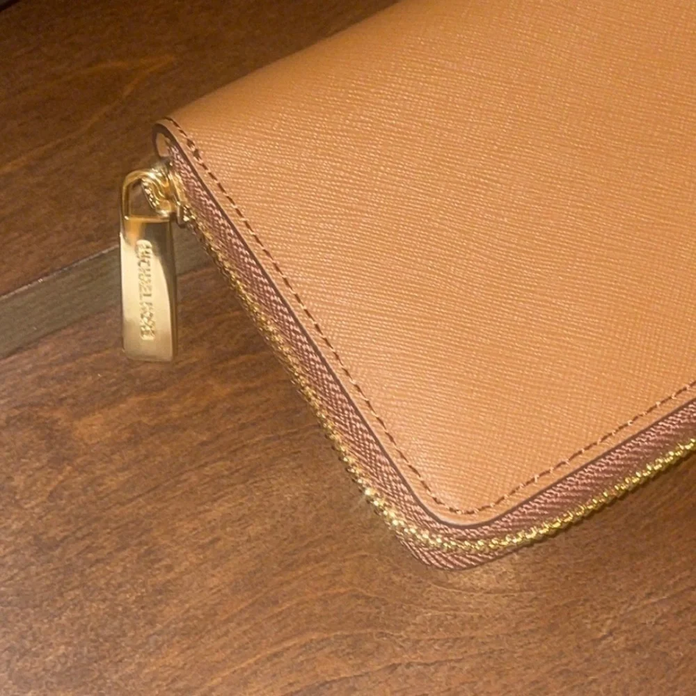 NWT Michael Kors Jet Set Charm Wallet